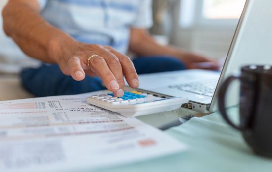 Una persona valora si puede solicitar el Ingreso Mínimo Vital / FREEPIK Una persona valora si puede solicitar el Ingreso Mínimo Vital / FREEPIK