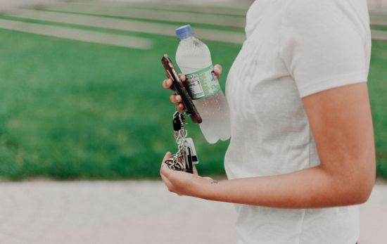 Una persona con una botella / PEXELS Una persona con una botella / PEXELS