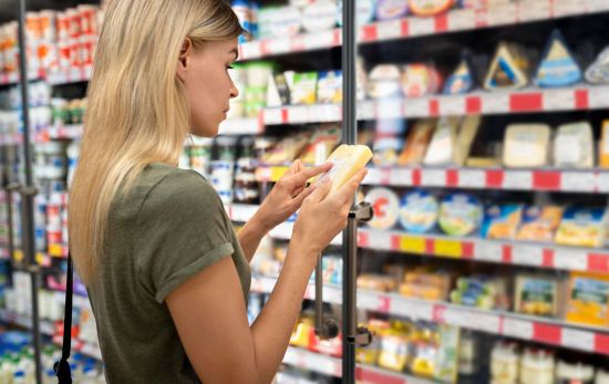 Una mujer valora si robar un queso cambiando el código de barras en la caja de autocobro/ FREEPIK Una mujer valora si robar un queso cambiando el código de barras en la caja de autocobro/ FREEPIK