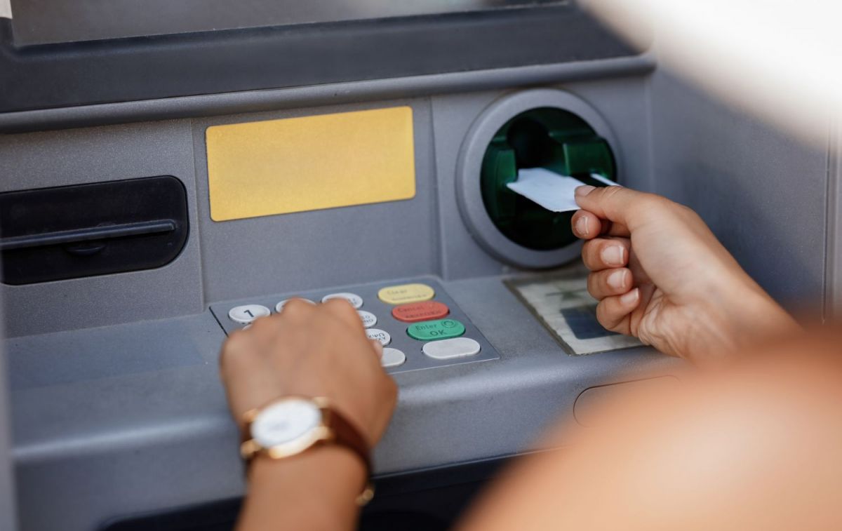Una persona saca el dinero que cobra del paro del cajero / FREEPIK Una persona saca el dinero que cobra del paro del cajero / FREEPIK