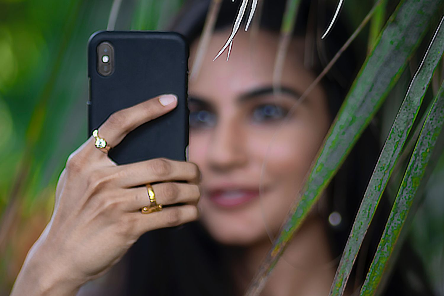 Una chica toma una foto con su móvil / PEXELS