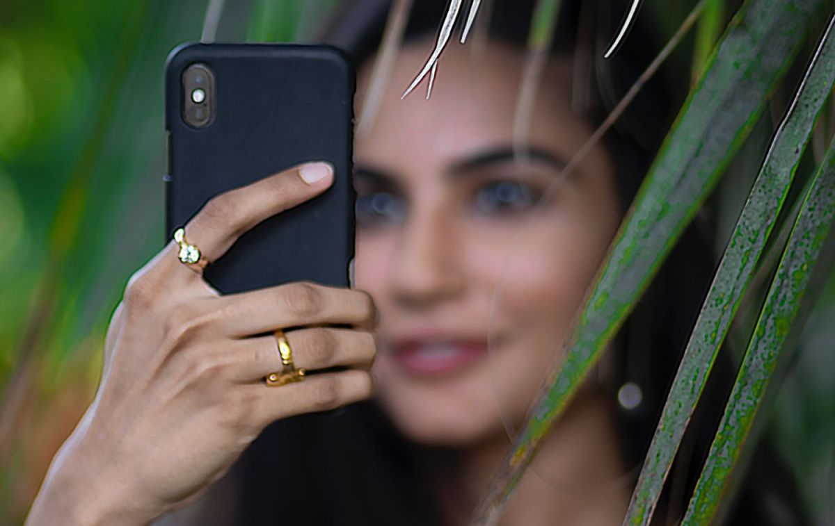 Una chica toma una foto con su móvil / PEXELS