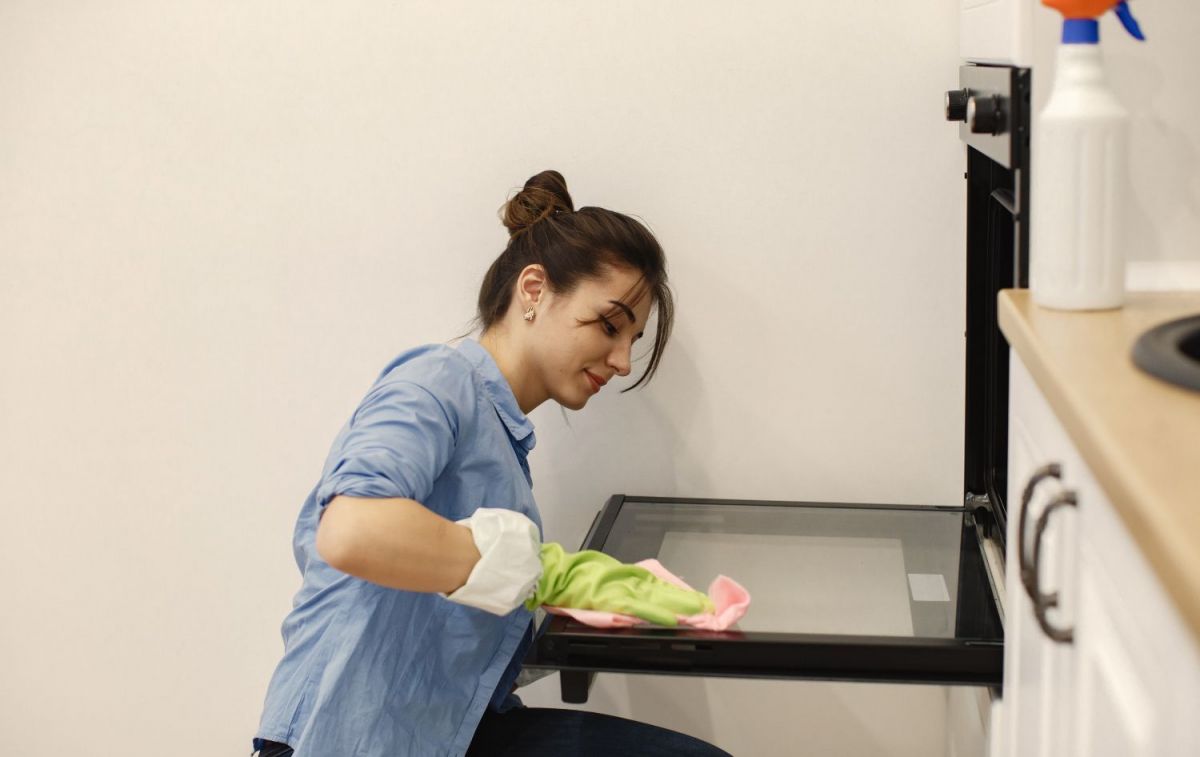 Una mujer limpia el horno / FREEPIK- @prostooleh Una mujer limpia el horno / FREEPIK- @prostooleh