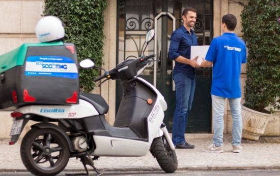 Un repartidor de EcoScooting entrega un pedido / ECOSCOOTING DELIVERY