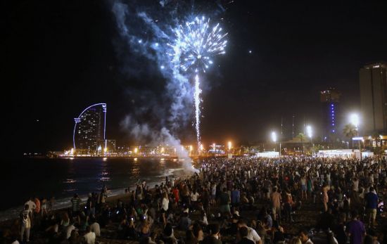 San Juan en la Barceloneta, donde se tiraron petardos / Kike Rincón (EP) San Juan en la Barceloneta, donde se tiraron petardos / Kike Rincón (EP)