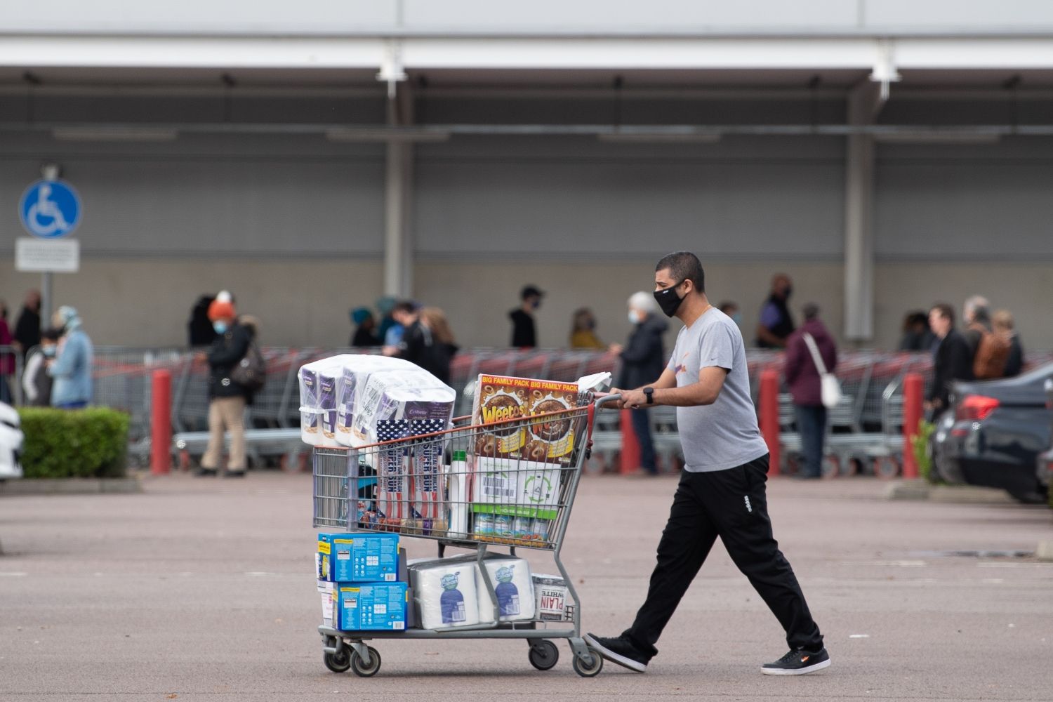 Un hombre compra en Costco / EP