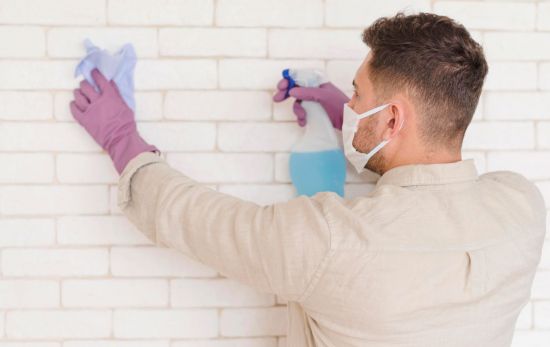 Una persona limpia una pared del baño con moho / FREEPIK Una persona limpia una pared del baño con moho / FREEPIK