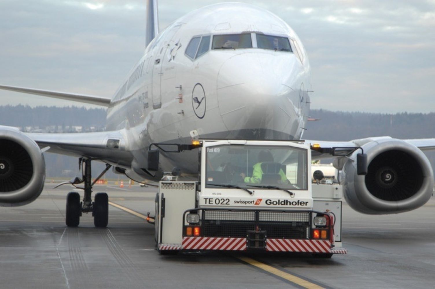 Un avión en el aeropuerto de Bruselas / EP