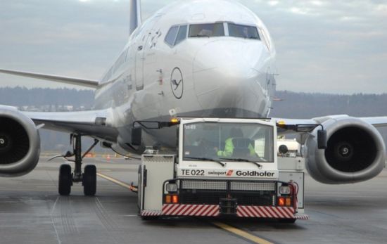 Un avión en el aeropuerto de Bruselas / EP