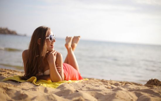 Una mujer en una de las playas más deseadas de España / PEXELS Una mujer en una de las playas más deseadas de España / PEXELS