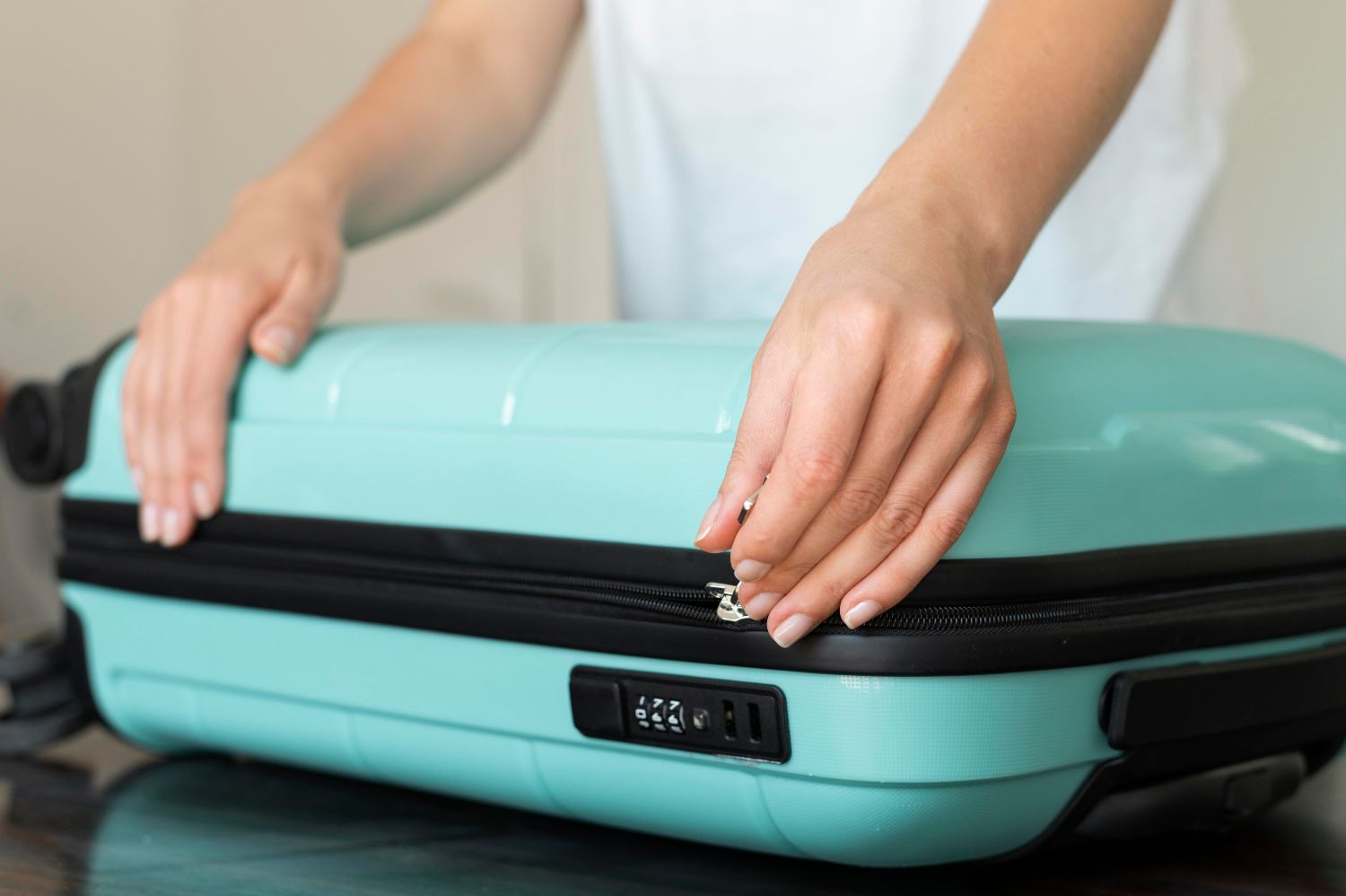 Una persona guarda comida en su equipaje de mano / FREEPIK