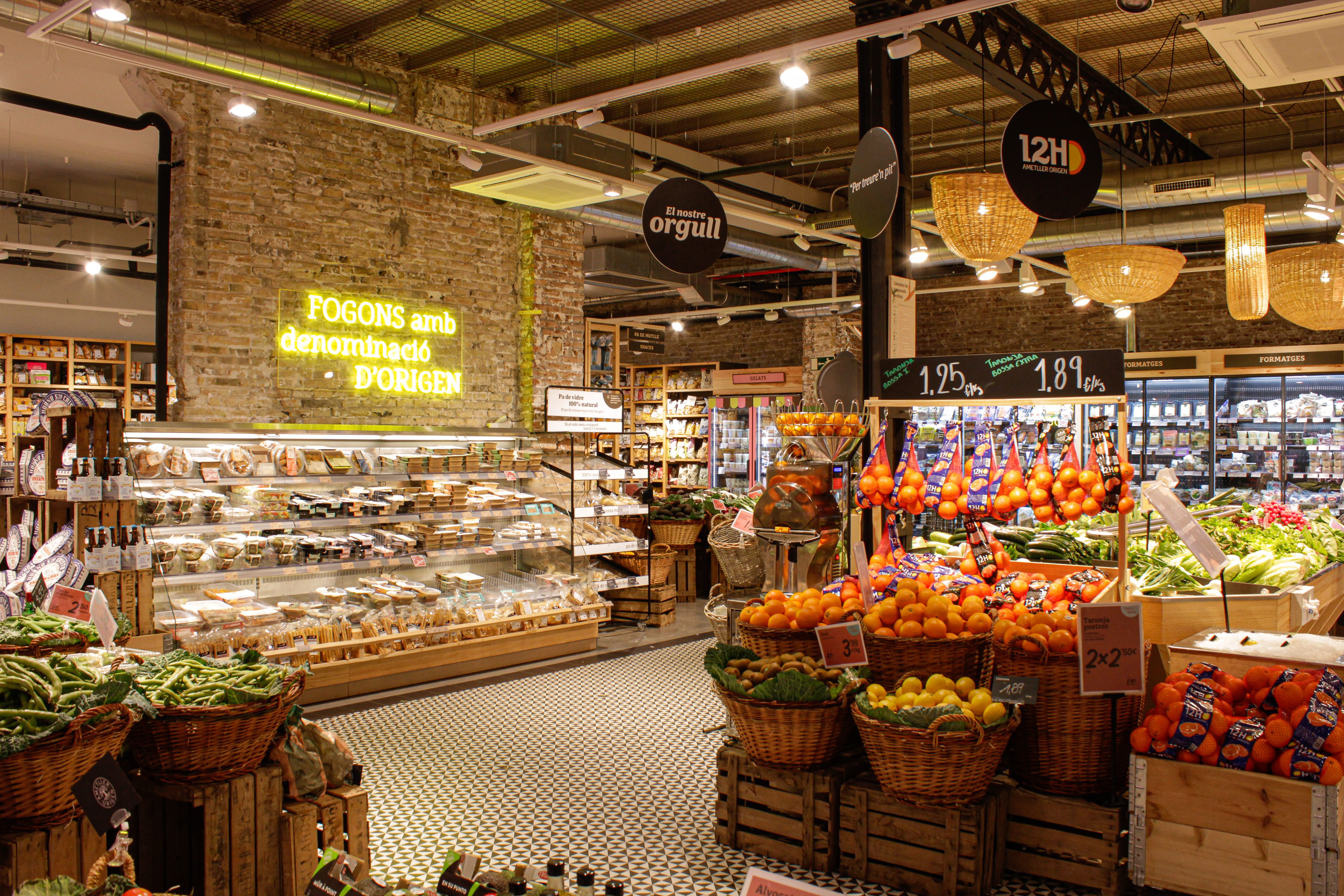 Un supermercado de Ametller Origen / AMETLLER ORIGEN Un supermercado de Ametller Origen / AMETLLER ORIGEN