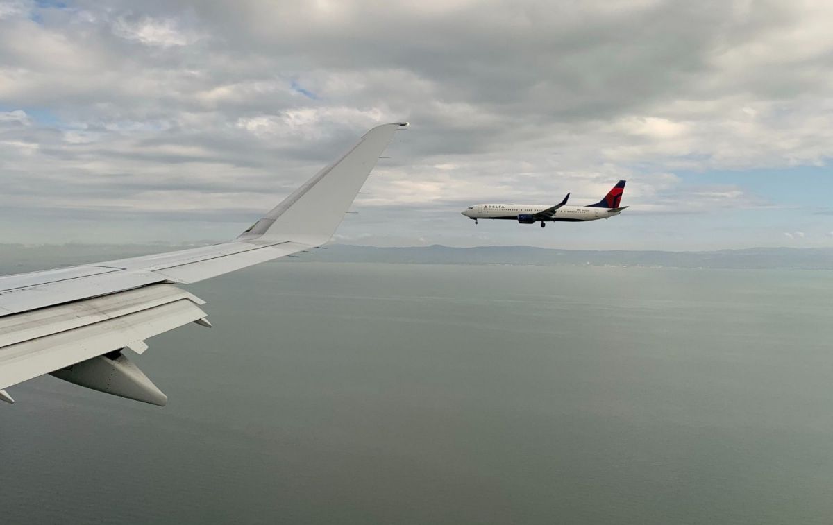 Dos aviones vuelan paralelos / PEXELS Dos aviones vuelan paralelos / PEXELS