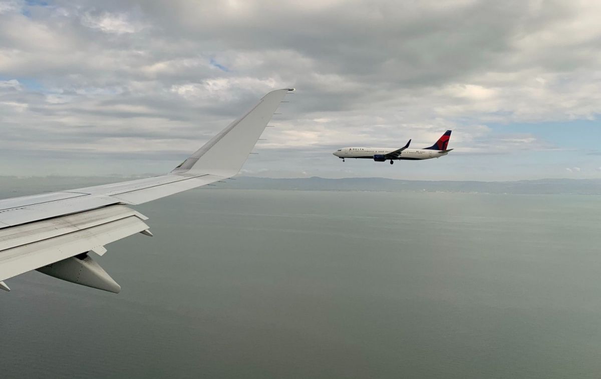 Dos aviones vuelan paralelos / PEXELS