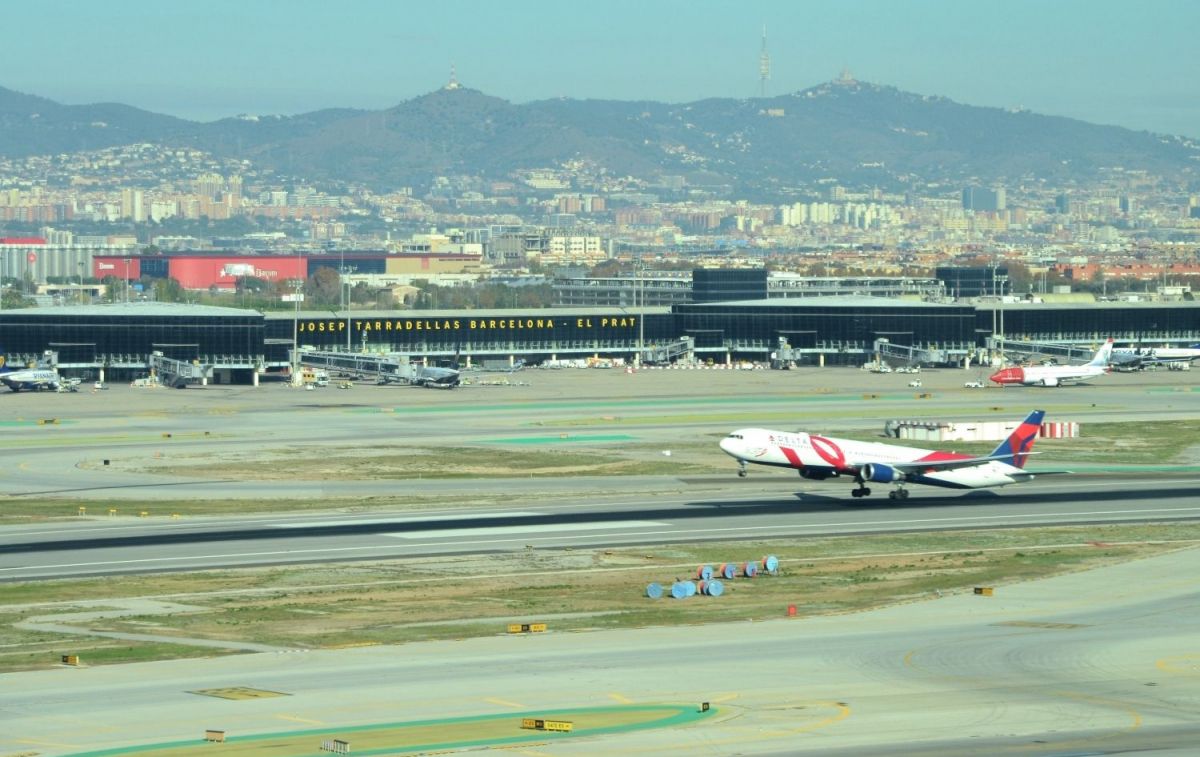 Un avión despegando en el aeropuerto de Barcelona-El Prat / AENA