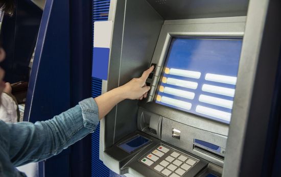 Una mujer saca dinero de un cajero / FREEPIK Una mujer saca dinero de un cajero / FREEPIK