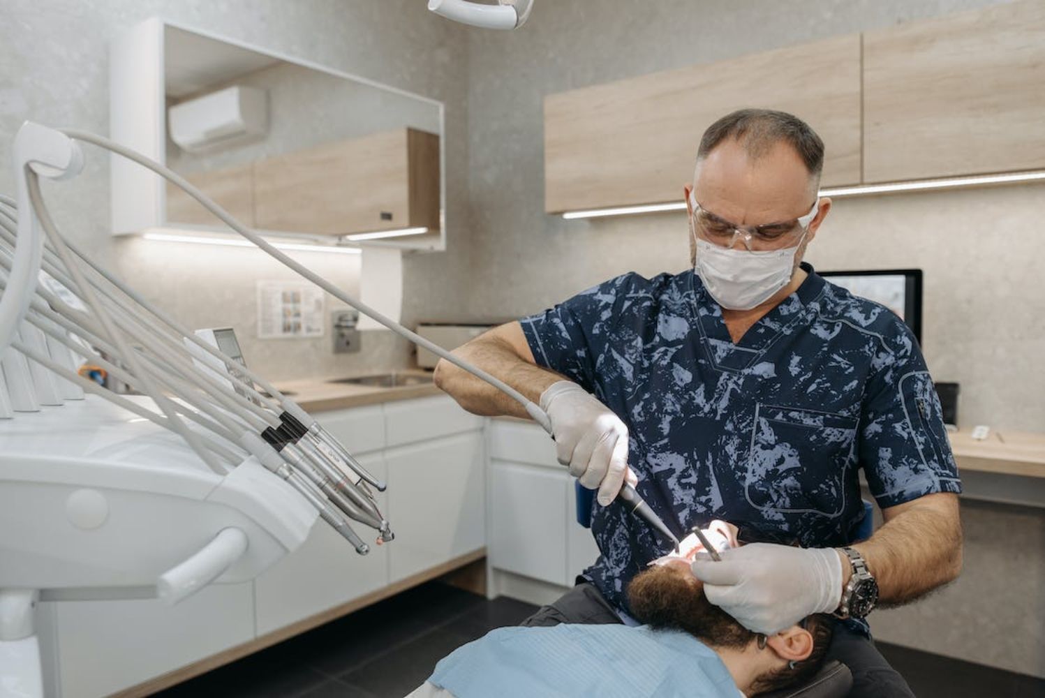 Una dentista haciendo una revisión / PEXELS