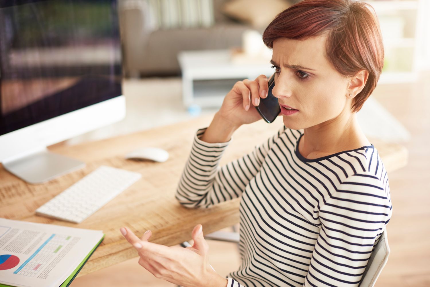 Una mujer recibe una llamada de WhatsApp de una posible estafa / FREEPIK - @gpointstudio