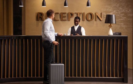 Una persona en la recepción de un hotel entregando su DNI / FREEPIK Una persona en la recepción de un hotel entregando su DNI / FREEPIK