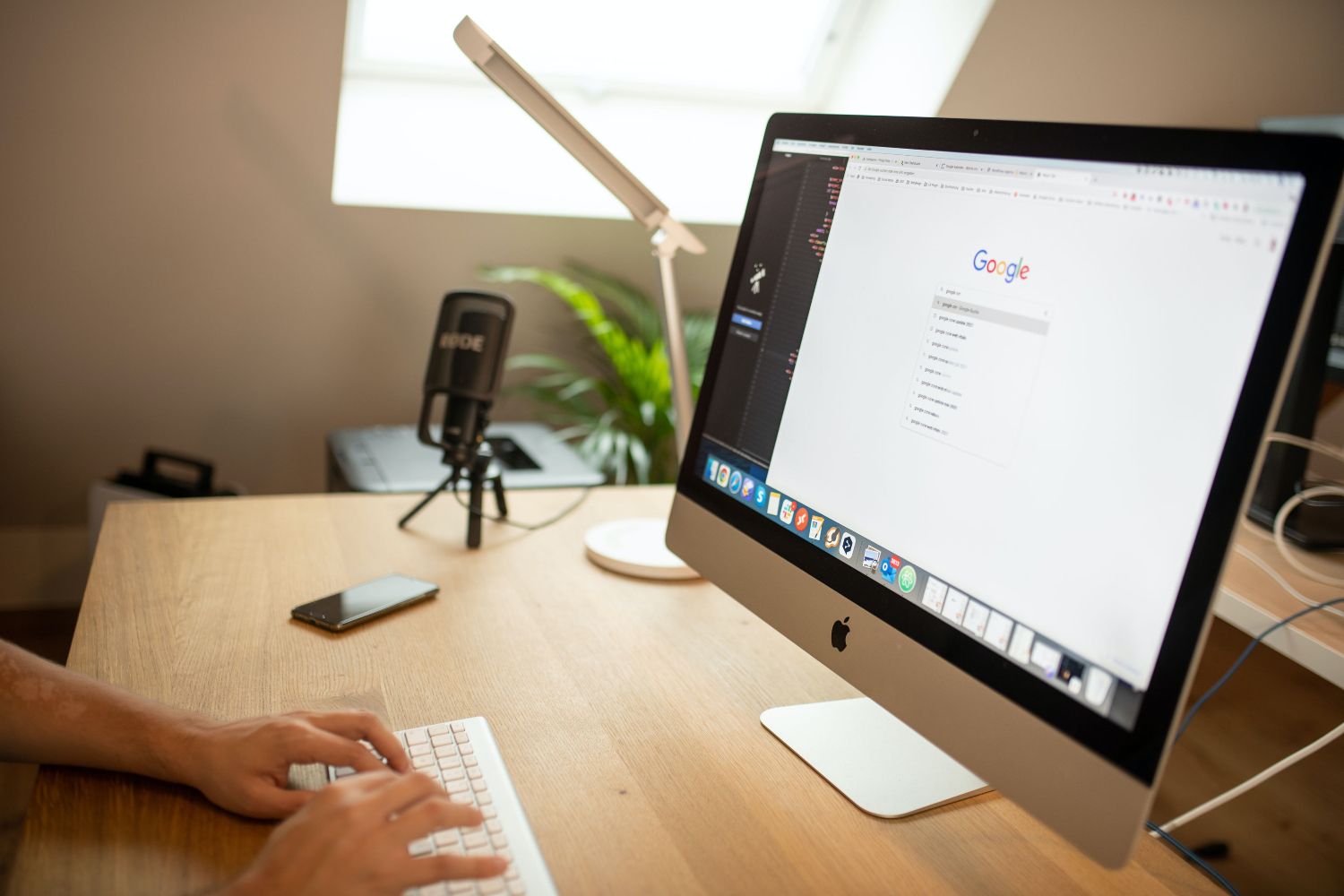 Un ordenador de Apple con Google / PEXELS Un ordenador de Apple con Google / PEXELS