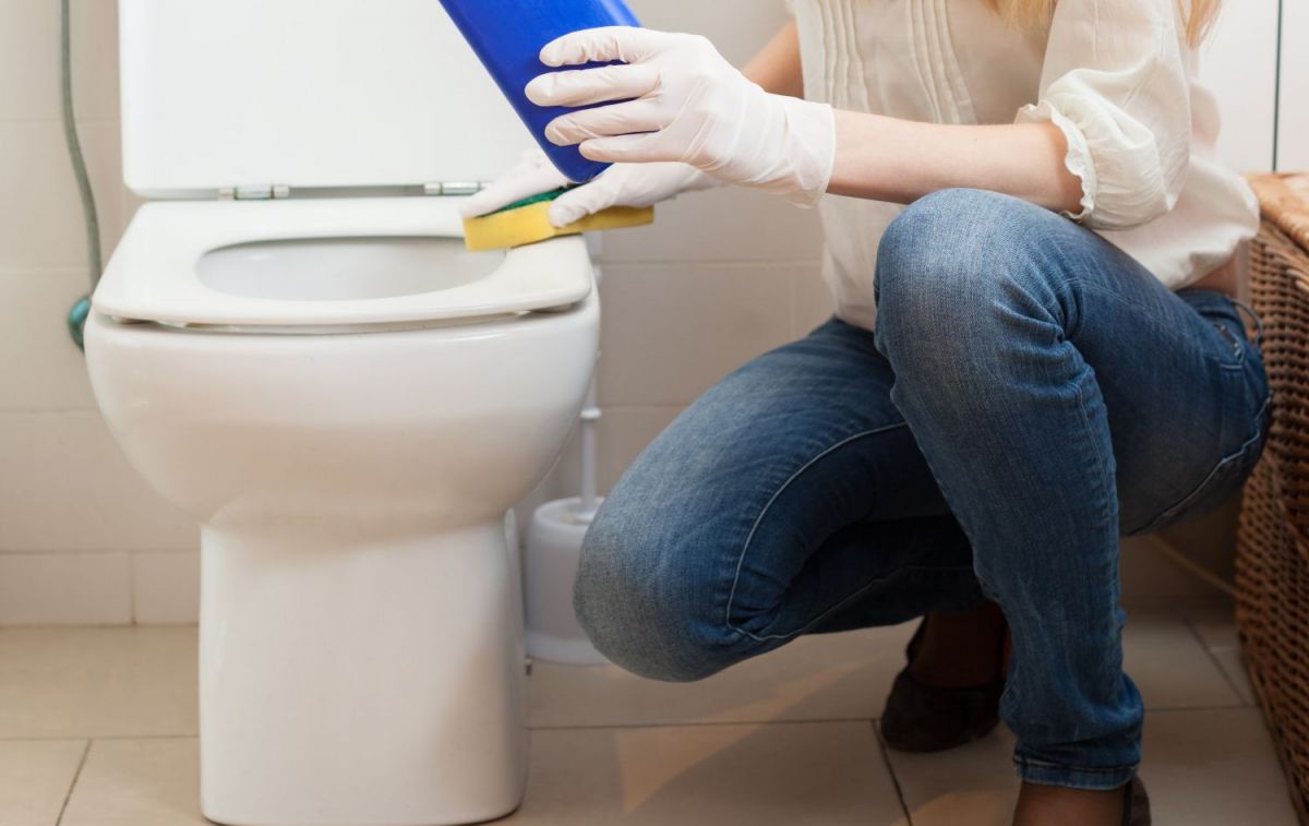 Una persona limpia el baño / FREEPIK - @bearfotos Una persona limpia el baño / FREEPIK - @bearfotos