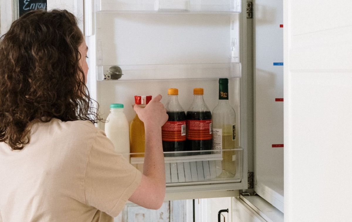 Una persona coloca bebidas en la puerta de la nevera / PEXELS Una persona coloca bebidas en la puerta de la nevera / PEXELS