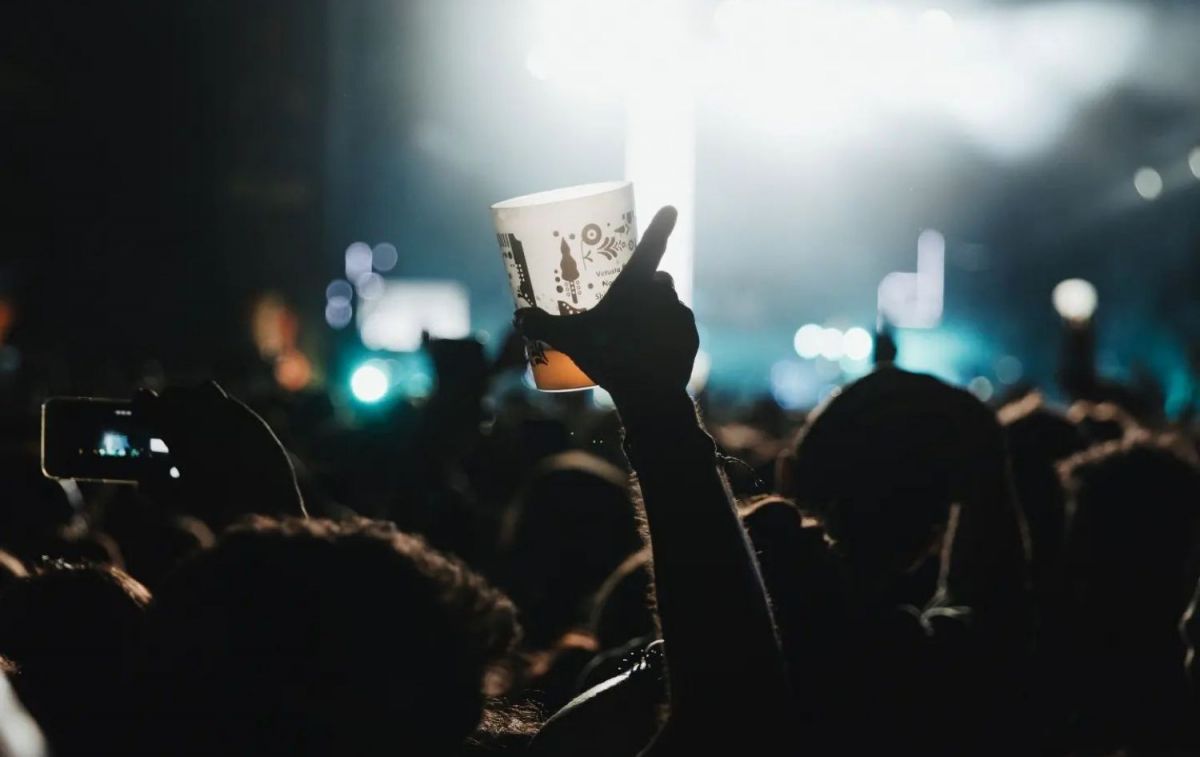 Público de un festival con vasos reciclables / GRANADA SOUND