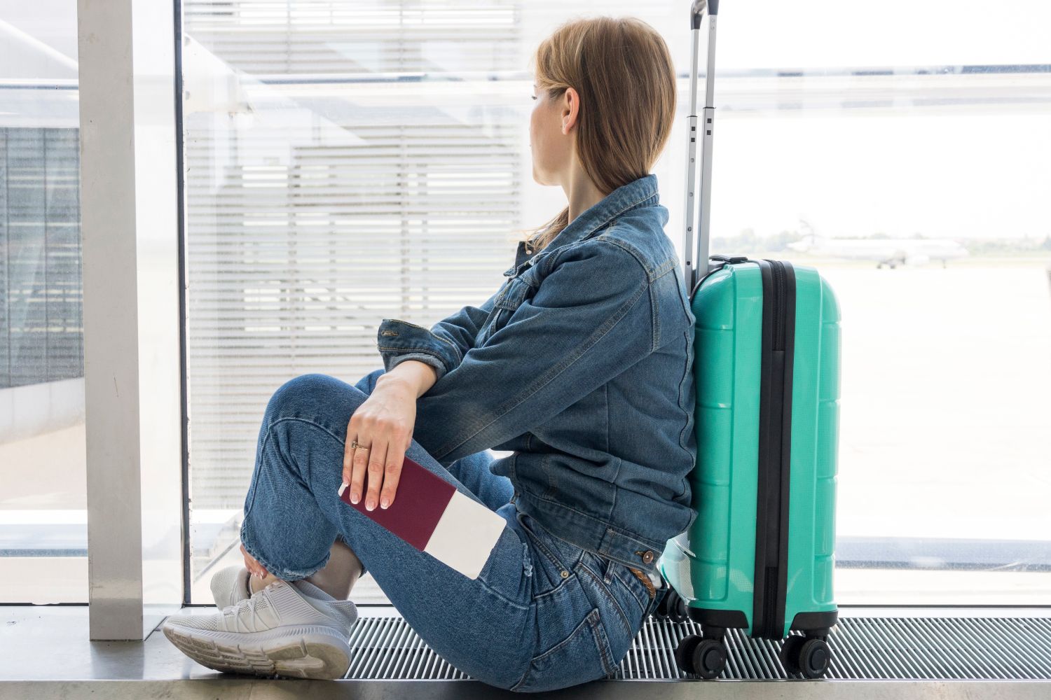 Una mujer con su equipaje antes de subir al avión / FREEPIK