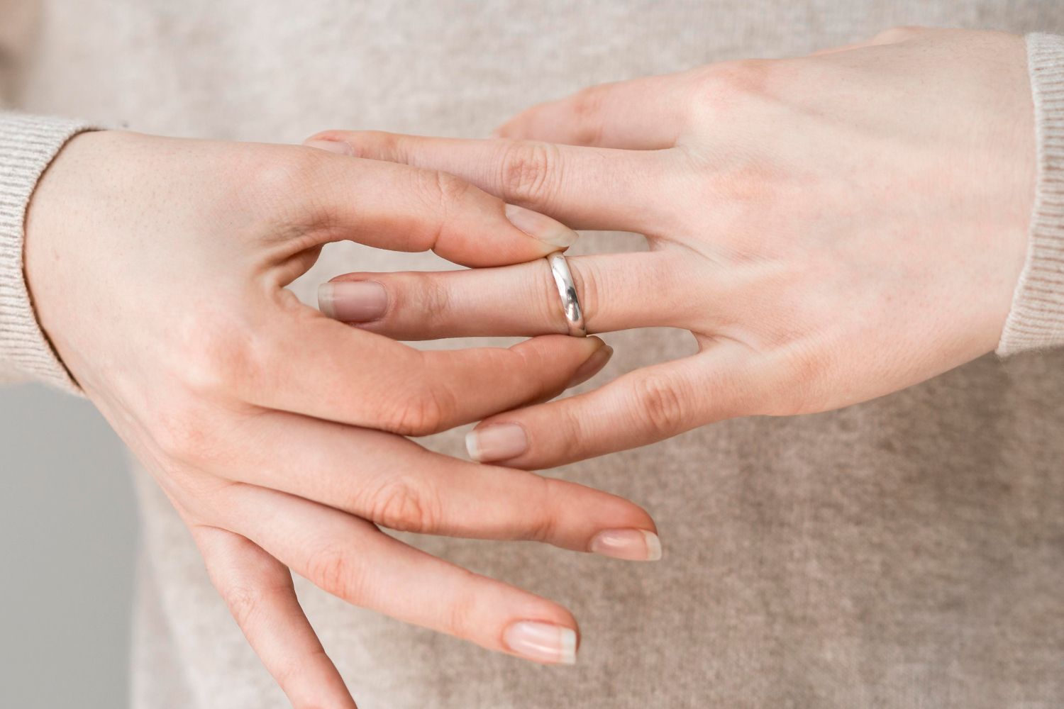 Una persona intenta liberar su anillo atascado / FREEPIK Una persona intenta liberar su anillo atascado / FREEPIK