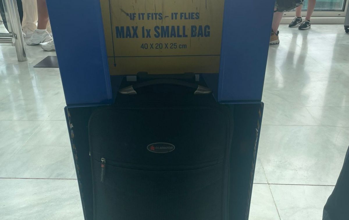 La maleta de un cliente de Ryanair en la caja de medidas de la compañía / CEDIDA