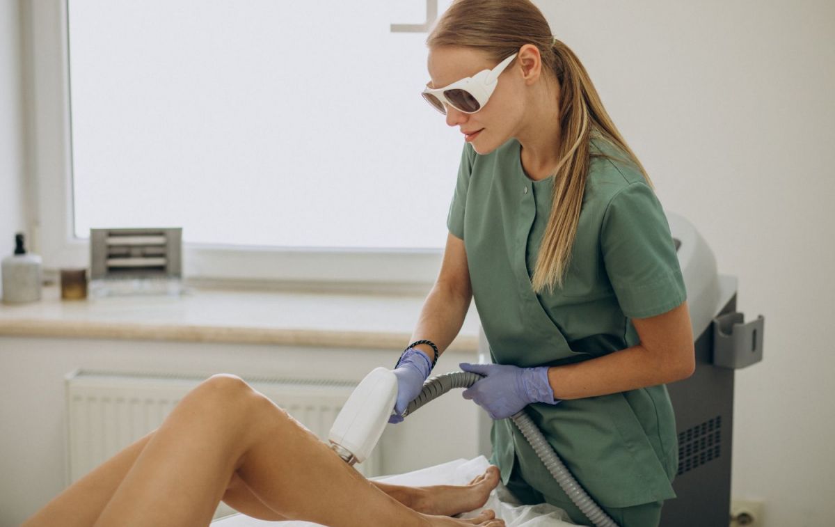 Una profesional lleva a cabo una depilación láser en un centro de Hedonai / FREEPIK