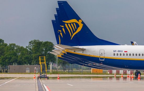 Aviones de Ryanair estacionados en un aeropuerto / RYANAIR Aviones de Ryanair estacionados en un aeropuerto / RYANAIR