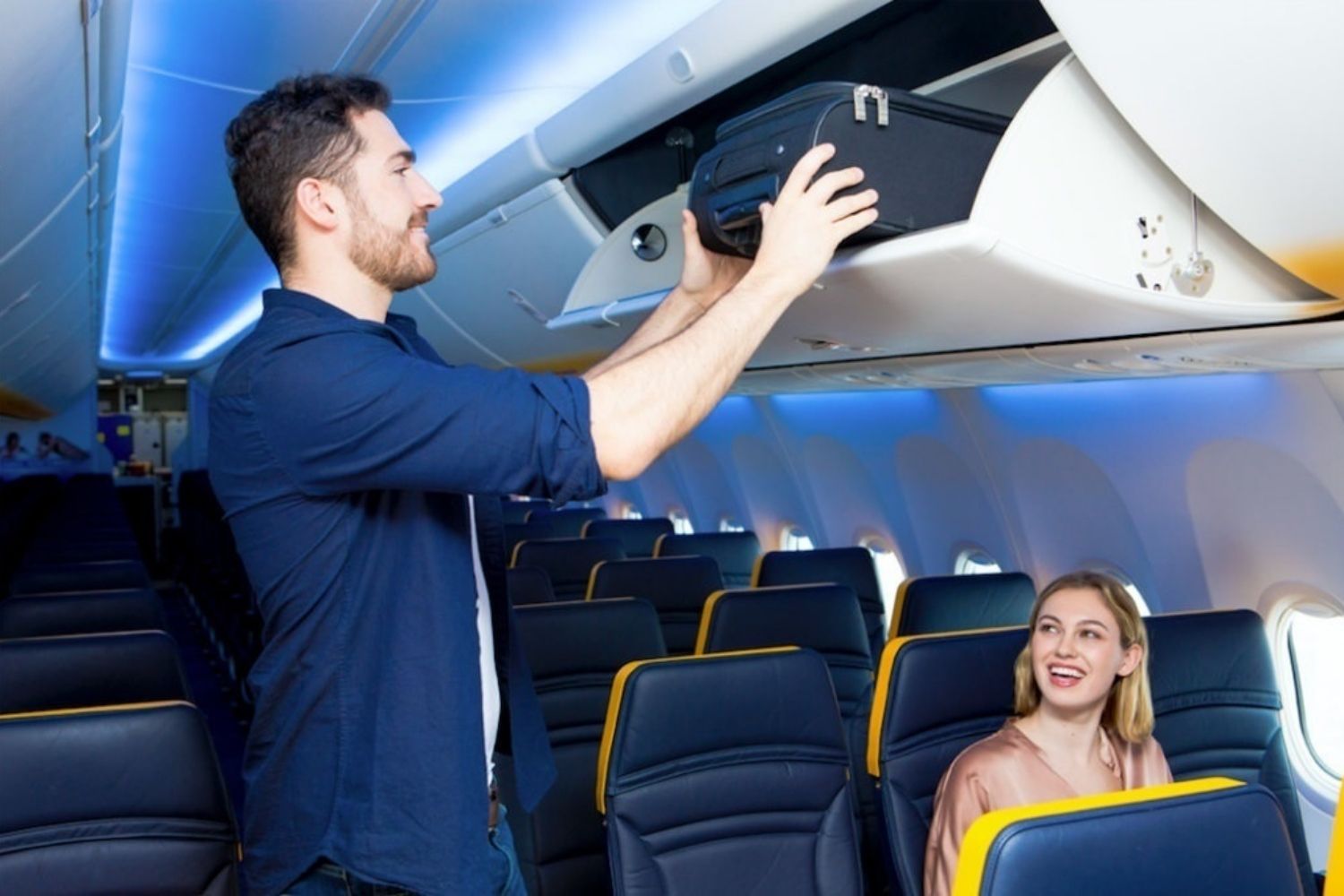 Un pasajero de Ryanair coloca su maleta de cabina en un avión / EP