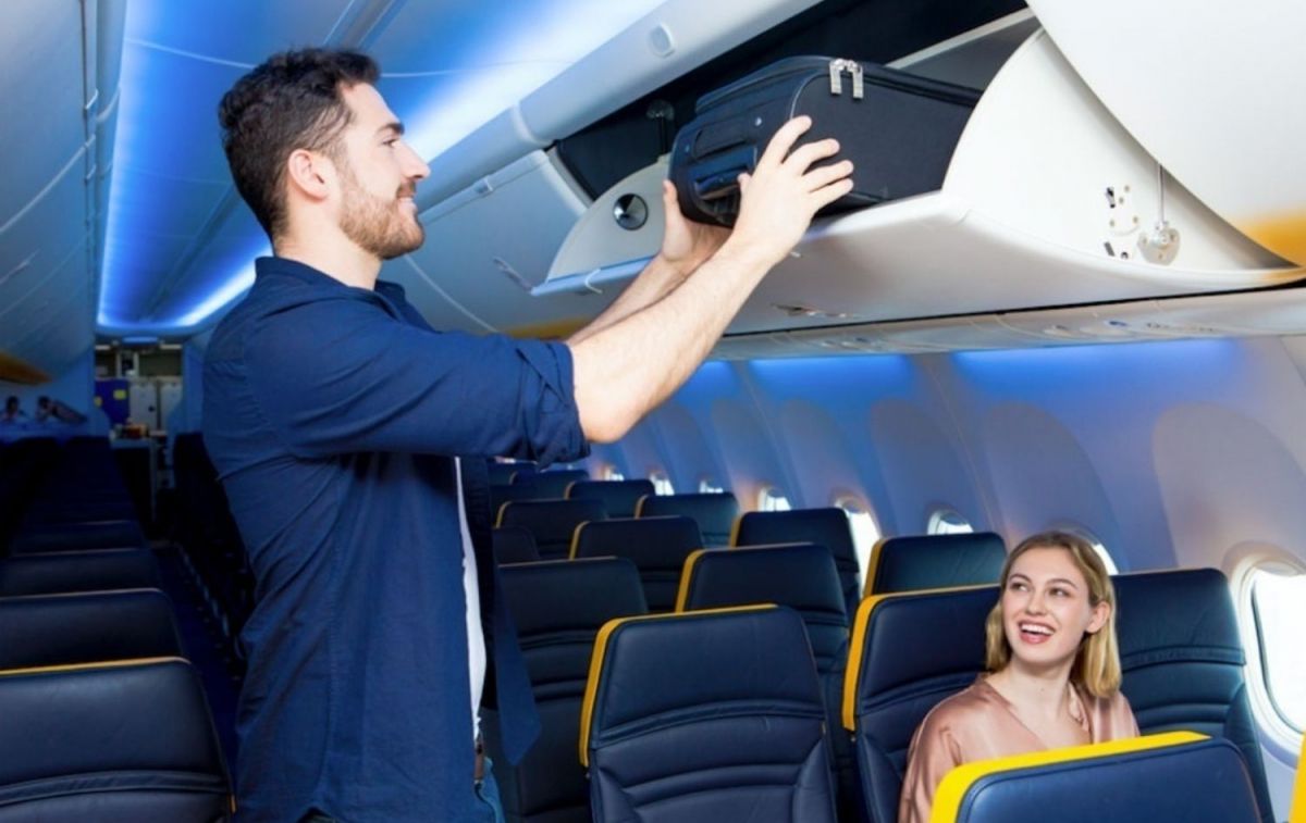 Un pasajero de Ryanair coloca su maleta de cabina en un avión / EP