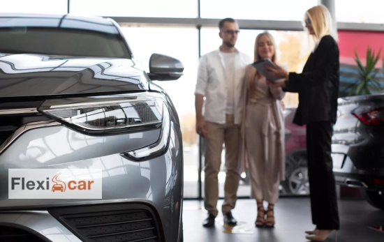 Dos personas en un concesionario de Flexicar / FOTOMONTAJE CG