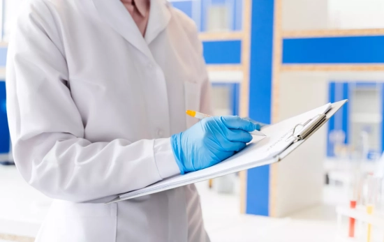 Un médico revisa un documento con los tiempos de espera / FREEPIK
