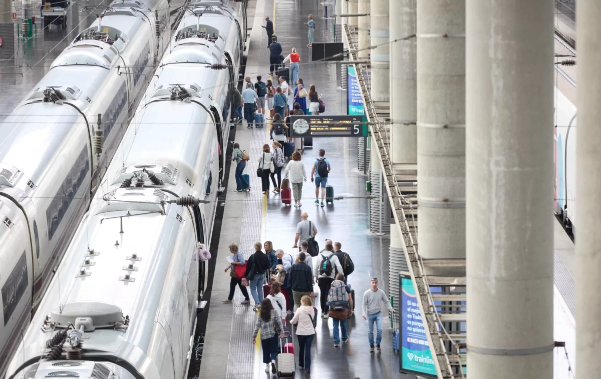 Varios trenes de Renfe en la estación Almudena Grandes-Atocha / Jesús Hellín (EP)