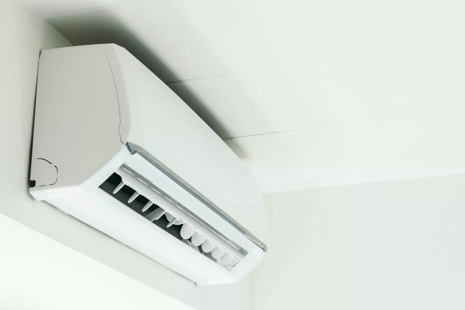 Un aparato de aire acondicionado en acción a la hora en que el precio de la luz es más bajo / FREEPIK