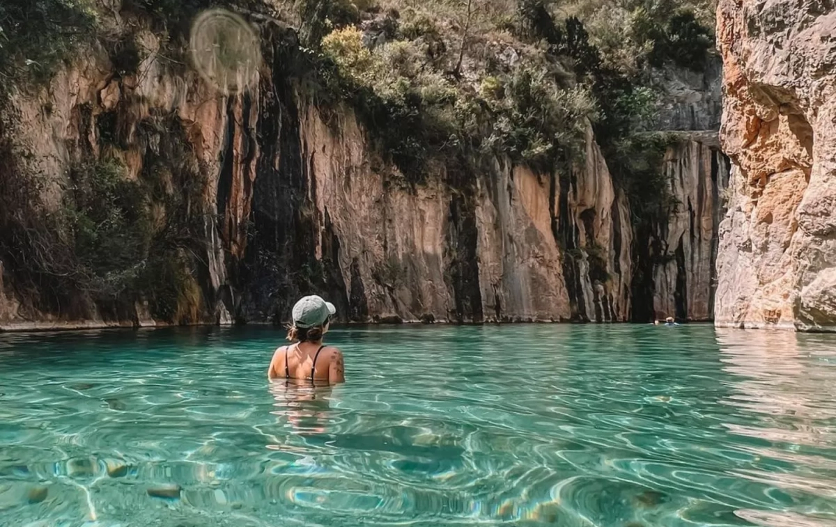 Una persona se baña en una piscina natural de Montanejos, en Castellón / VISITMONTANEJOS