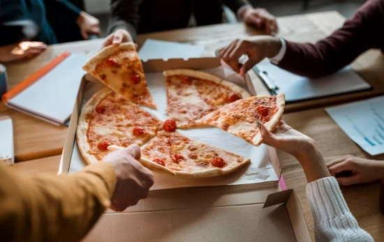 Varias personas comparten una pizza a domicilio sin salir de casa / FREEPIK Varias personas comparten una pizza a domicilio sin salir de casa / FREEPIK