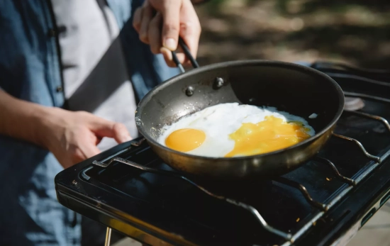 Una persona fríe huevos en una sartén / PEXELS Una persona fríe huevos en una sartén / PEXELS