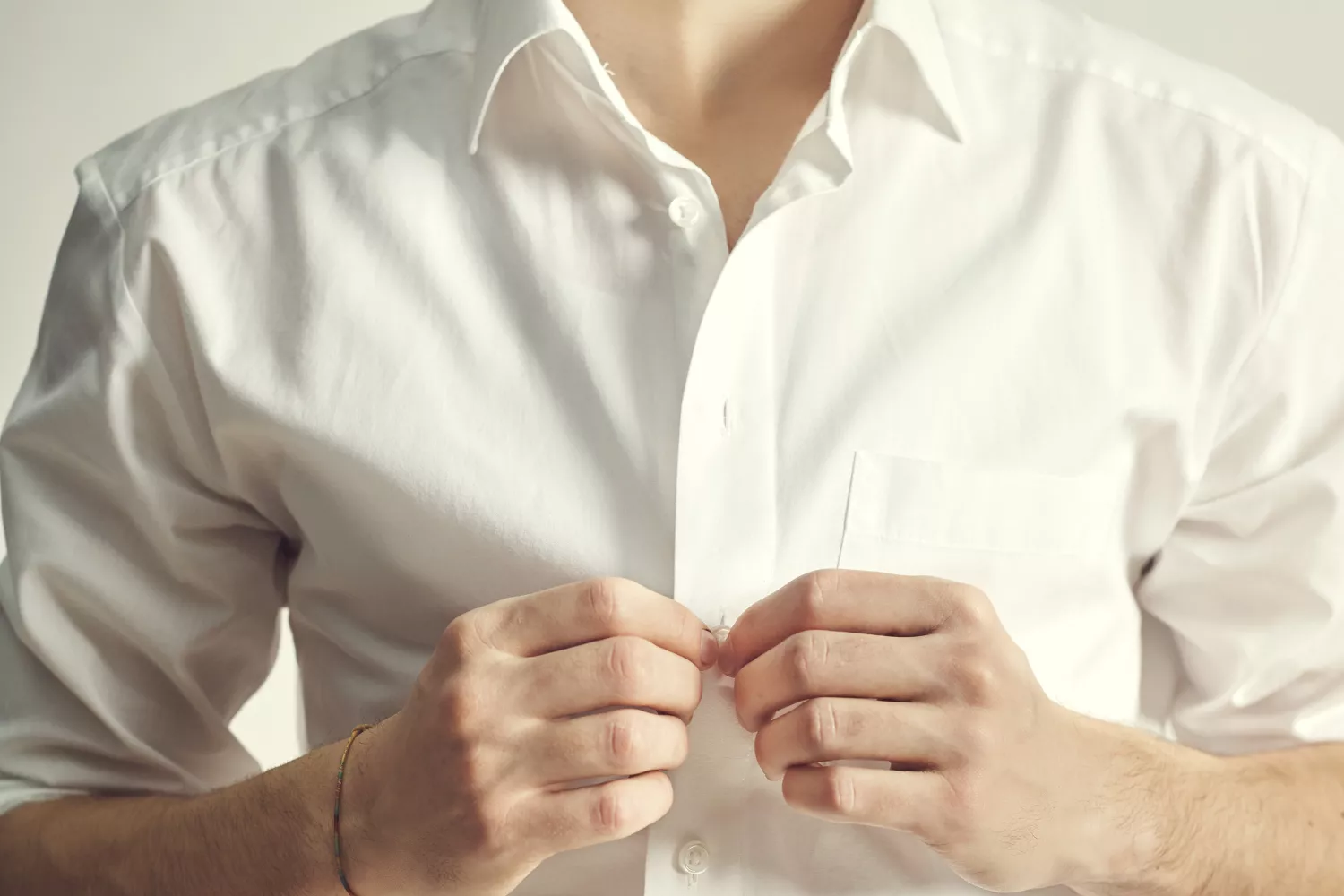 Una persona con una camisa que tiene una mancha de café / FREEPIK Una persona con una camisa que tiene una mancha de café / FREEPIK