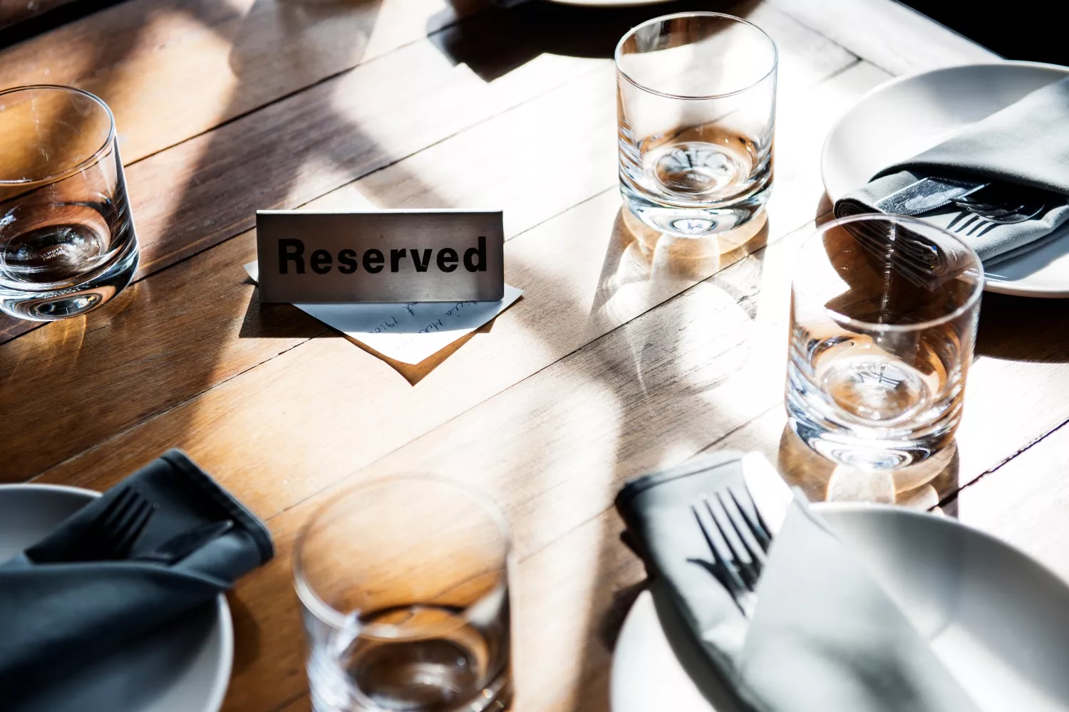 Una mesa reservada en un restaurante por Gastrik / FREEPIK