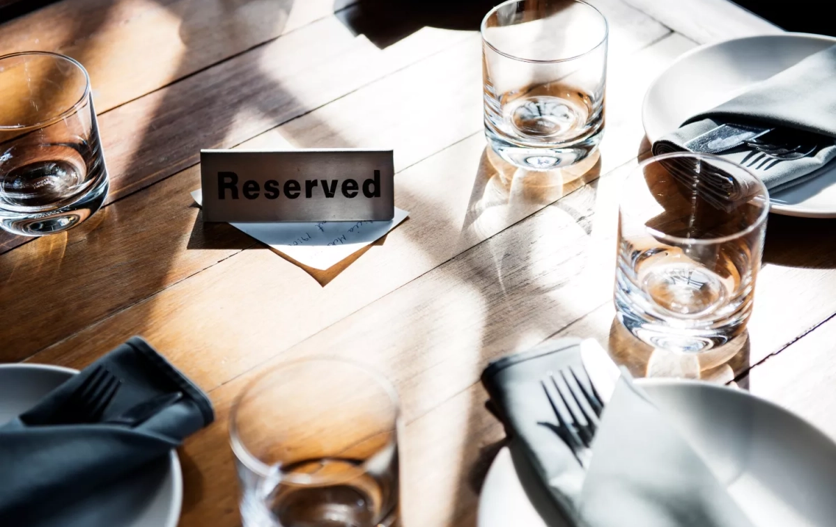 Una mesa reservada en un restaurante / FREEPIK