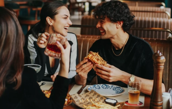 Un grupo de amigos comen en un restaurante / GASTRIK Un grupo de amigos comen en un restaurante / GASTRIK