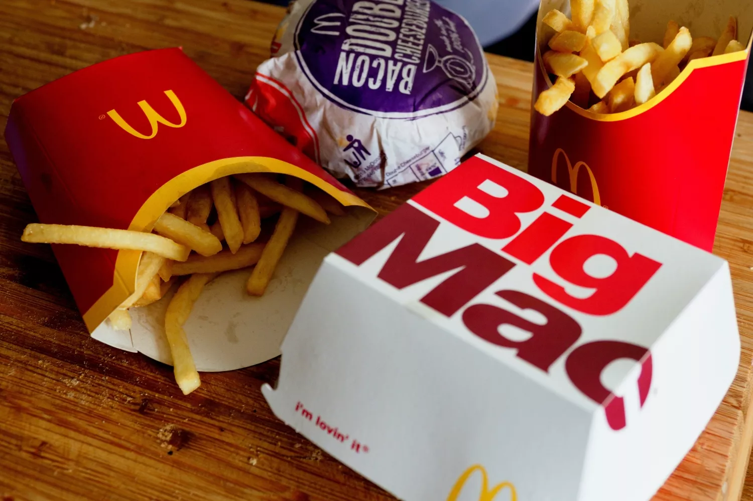 Un Big Mac de McDonald's con patatas fritas y una de sus hamburguesas con beicon / UNSPLASH