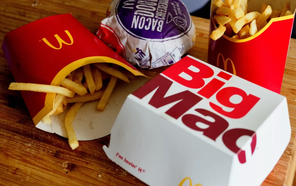 Un Big Mac de McDonald's con patatas fritas y una de sus hamburguesas con beicon / UNSPLASH Un Big Mac de McDonald's con patatas fritas y una de sus hamburguesas con beicon / UNSPLASH