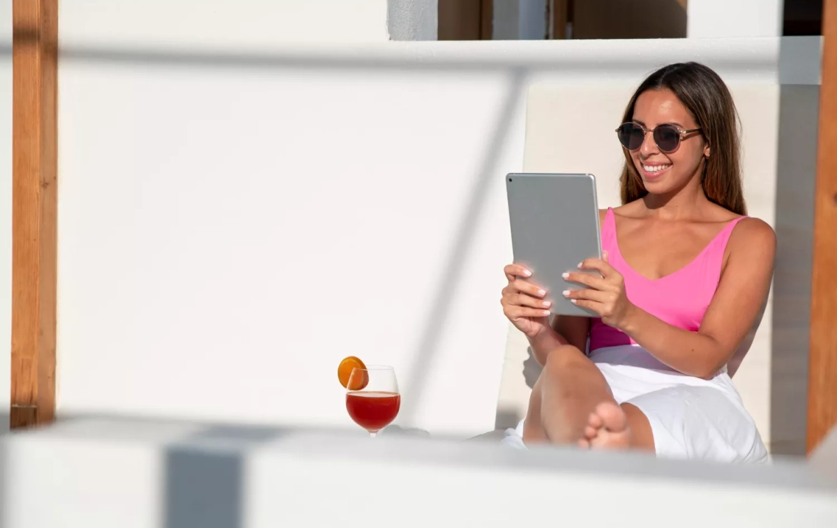 Una mujer se comunica con un especialista a través de su tablet / FREEPIK Una mujer se comunica con un especialista a través de su tablet / FREEPIK