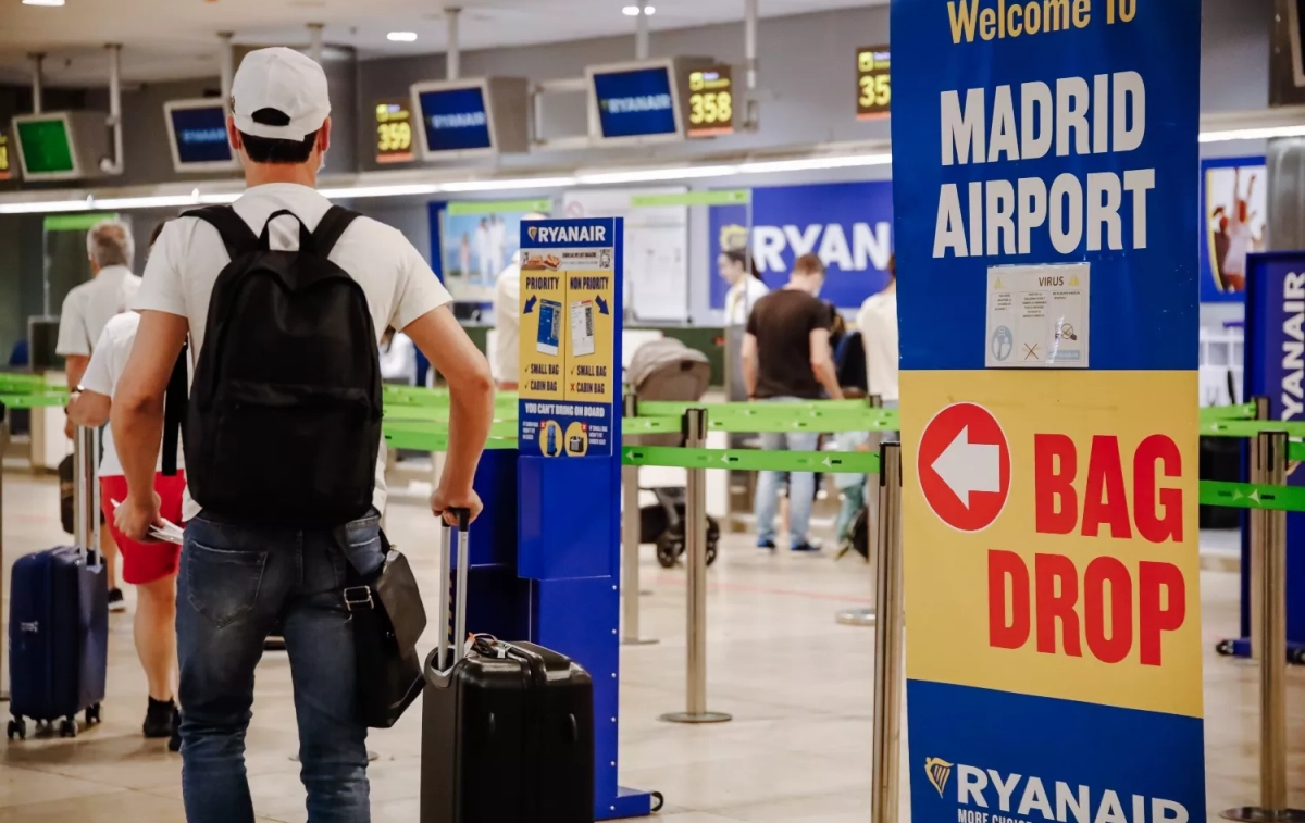 Pasajeros en el mostrador de facturación de Ryanair en el Aeropuerto Adolfo Suárez Madrid- Barajas / EP