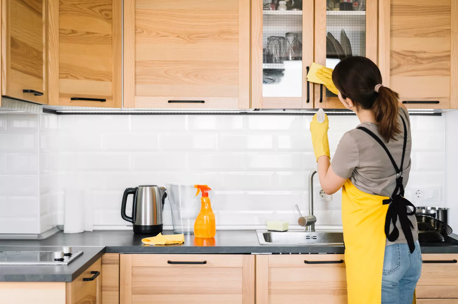 Una persona limpia la cocina para prevenir la aparición de moscas / FREEPIK